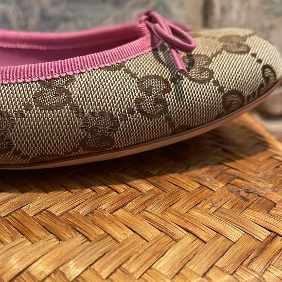 EUC GUCCI Canvas Monogrammed Flats with Pink Trim/Bow Sz 41 with Dustbag - Picture 5 of 13